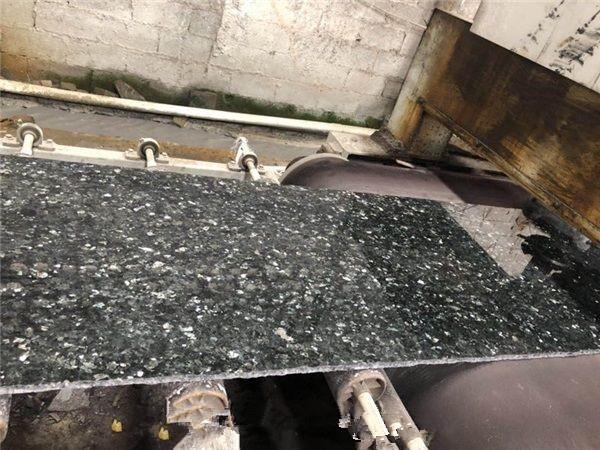 emerald pearl granit small slab polishing