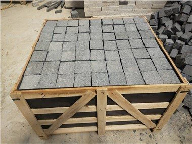 Tamno sivi granitni kamen kocke