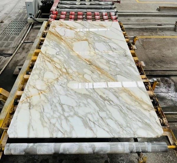 Calacatta Oro Marble Slab Pattern