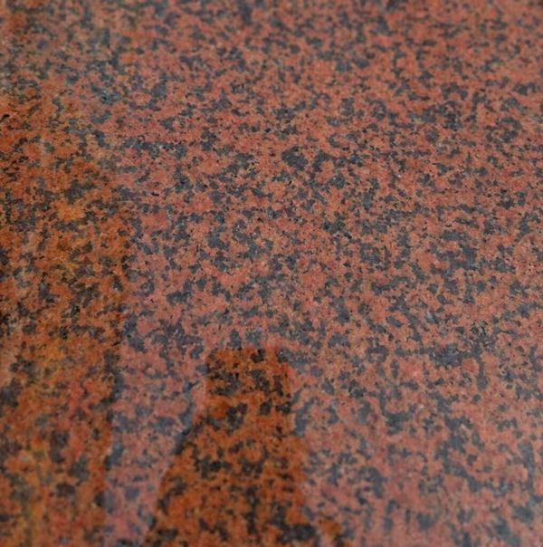 Tamni crveni granit