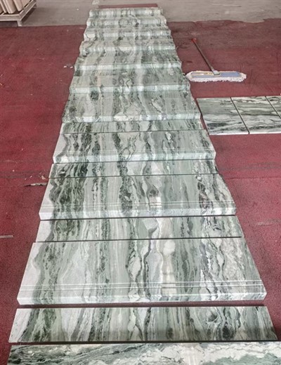 Zelene i bijele mramorne stepenice